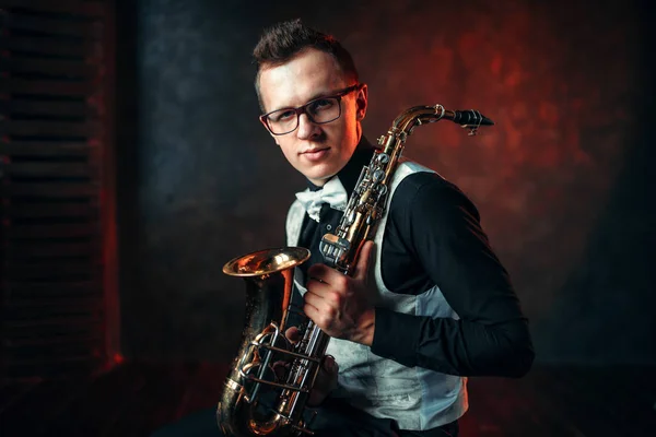 Musicien masculin avec saxophone — Photo