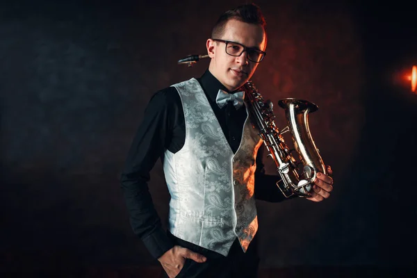 Musicien masculin avec saxophone — Photo