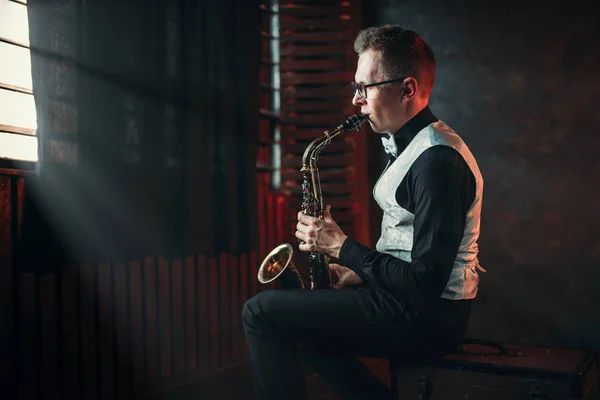 Musicien masculin avec saxophone — Photo
