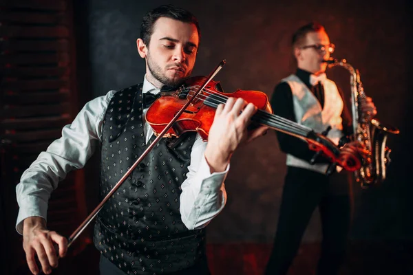 Male musicians playing saxophone and violin — Stock Photo, Image