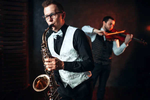 Erkek müzisyenler saksafon ve Keman çalmaya — Stok fotoğraf
