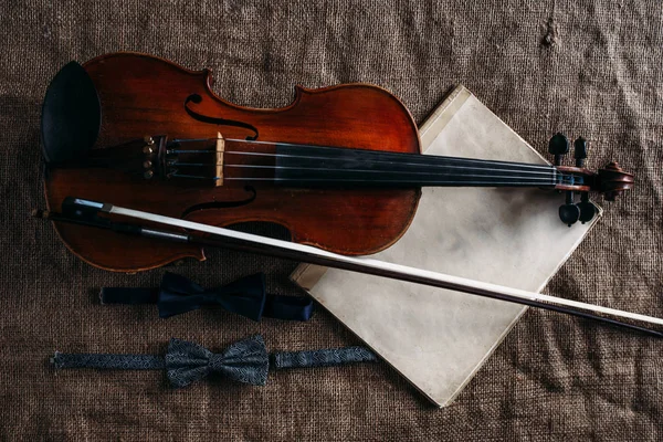 Violin with fiddlestick and bowties — Stock Photo, Image