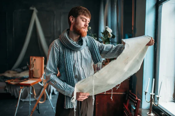 Pintor mirando pintura de lienzo — Foto de Stock