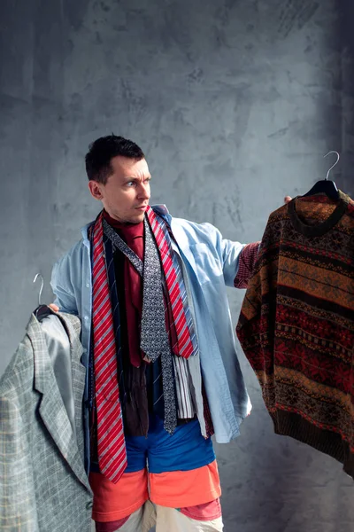 Homem vestido com muitas roupas — Fotografia de Stock