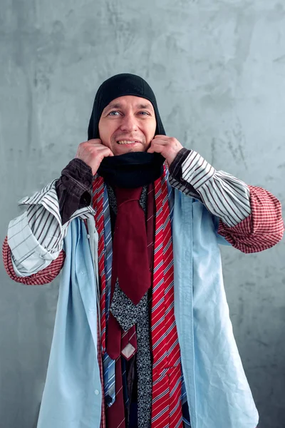 Hombre vestido con mucha ropa — Foto de Stock