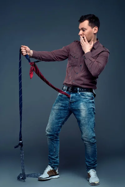 Homem puxando gravata de jeans — Fotografia de Stock