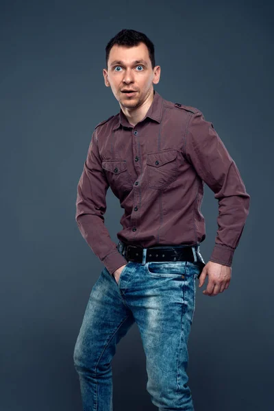 Человек с рукой в джинсах — стоковое фото