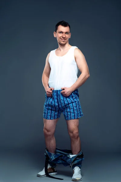 Gelukkig man met zijn broek omlaag — Stockfoto