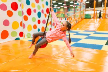 sevimli kız eğleniyor 