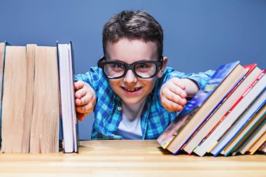 gözlük içinde mutlu okul çocuğu 