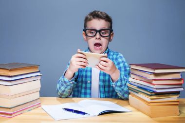 Tablet PC'de oynarken öğrenci