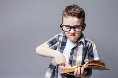 Çocuk kitap ile gözlük