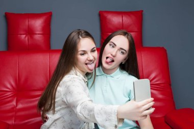iki çekici kız arkadaşım selfie yapma