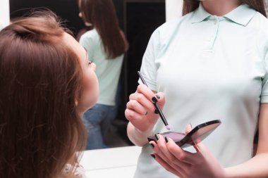 istemci suratla çalışan sanatçı makyaj 