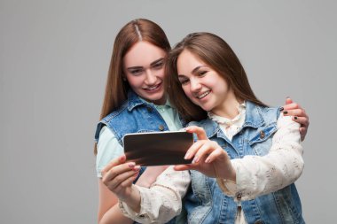 iki çekici kız arkadaşım selfie yapma
