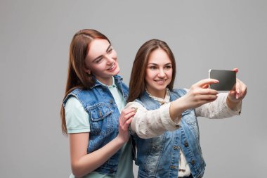 iki çekici kız arkadaşım selfie yapma