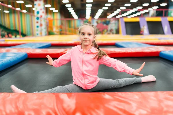 Chica haciendo splits — Foto de Stock