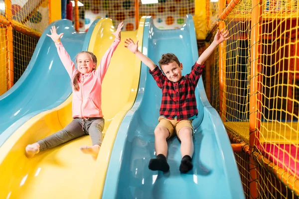 Jongen en meisje in uitgaanscentrum — Stockfoto