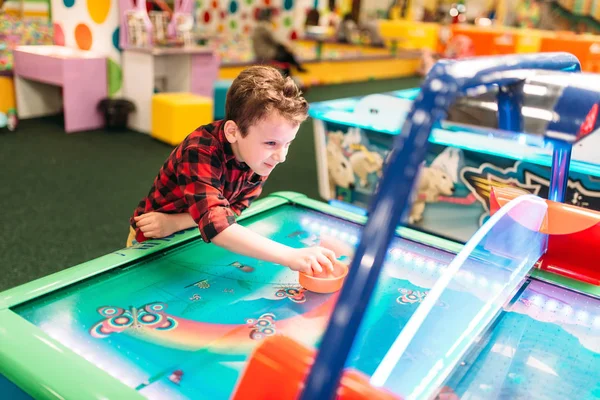 Mały chłopiec gra cymbergaja — Zdjęcie stockowe