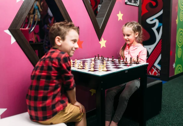 Jongen en meisje in uitgaanscentrum — Stockfoto