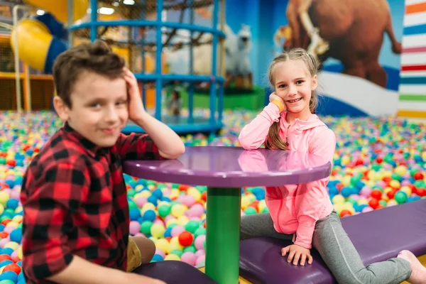 Jongen en meisje in uitgaanscentrum — Stockfoto