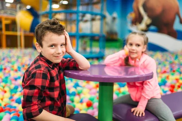 Pojke och flicka i entertainment center — Stockfoto