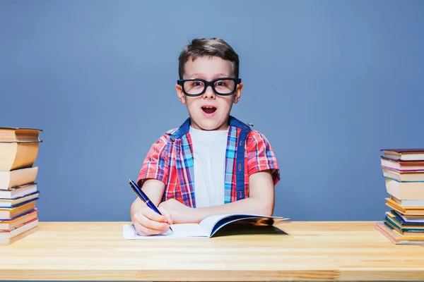 Colegial haciendo tarea en el aula — Foto de Stock