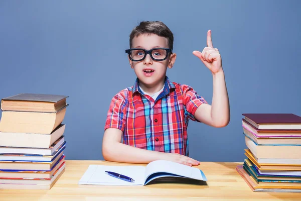 Colegial haciendo tarea en el aula — Foto de Stock