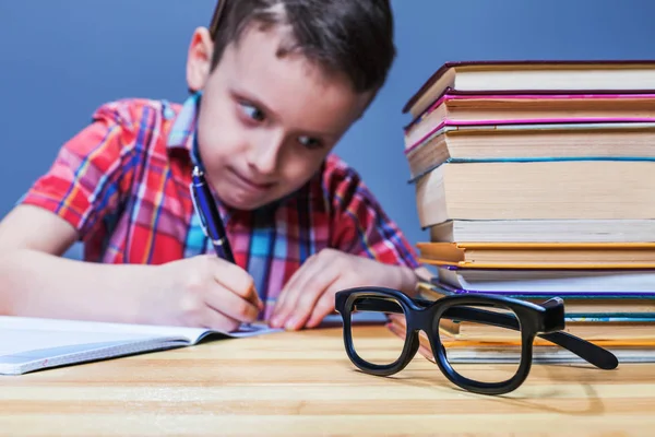 Schooljongen huiswerk in klas — Stockfoto