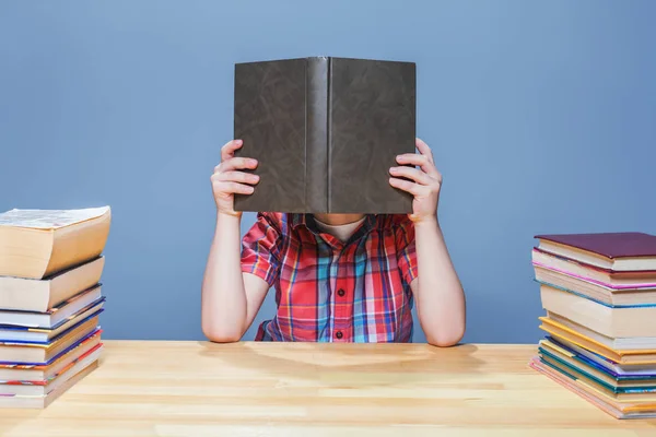 Schattig schooljongen met boek — Stockfoto