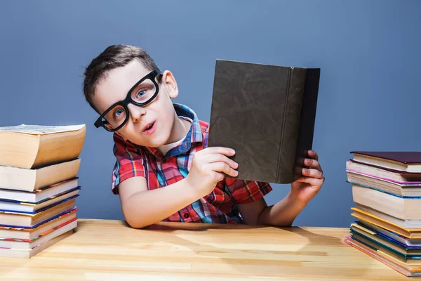 Schattig schooljongen met boek — Stockfoto