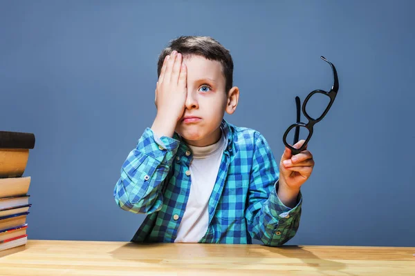 Colegial en gafas graduadas — Foto de Stock