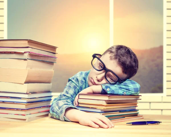 Niño durmiendo en pila de libros —  Fotos de Stock