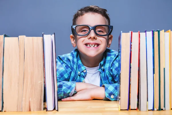 Gözlük içinde mutlu okul çocuğu — Stok fotoğraf