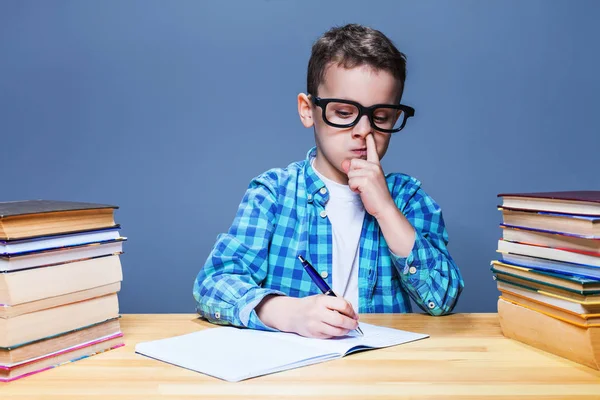 Skolpojke göra läxor i klassrummet — Stockfoto