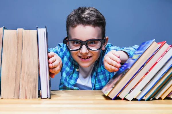 Menino de escola feliz em óculos — Fotografia de Stock