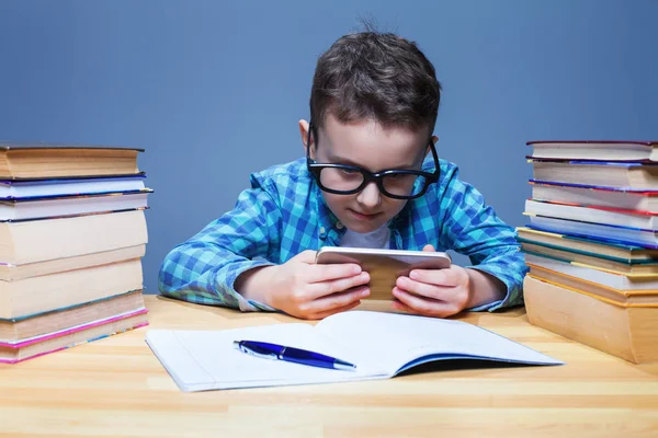 Leerling spelen op tablet pc — Stockfoto