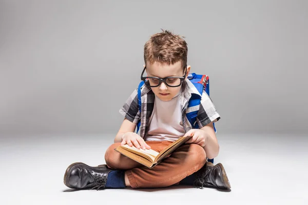 Skolpojke läsa bok — Stockfoto