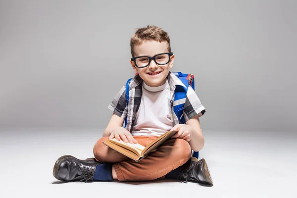 Schüler liest Buch — Stockfoto