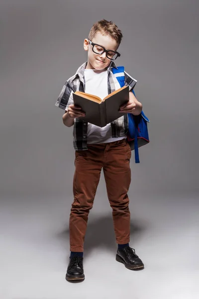 Schoolboy reading book — Stock Photo, Image