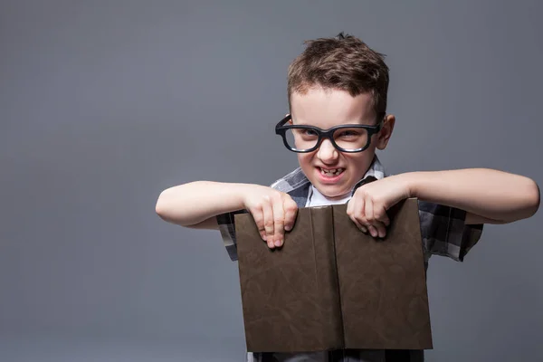 Schoolboy livro segurando — Fotografia de Stock