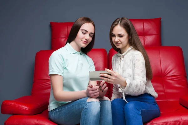 Duas namoradas olhando para o smartphone — Fotografia de Stock
