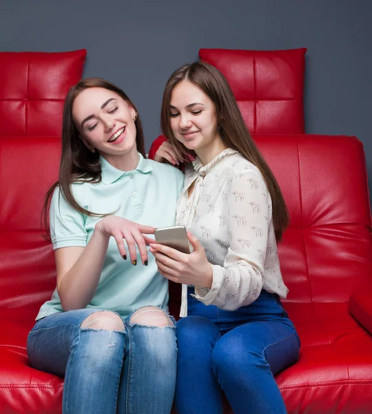 Két barátnő látszó-on smartphone — Stock Fotó