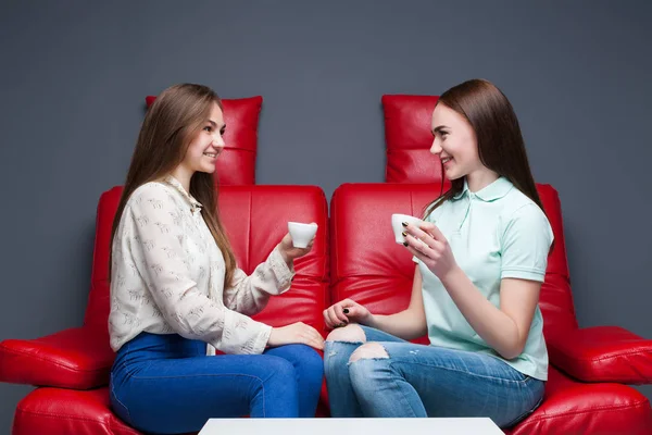 Две девушки пьют кофе — стоковое фото