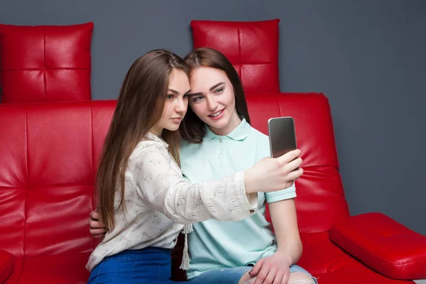 Duas namoradas atraentes fazendo selfie — Fotografia de Stock