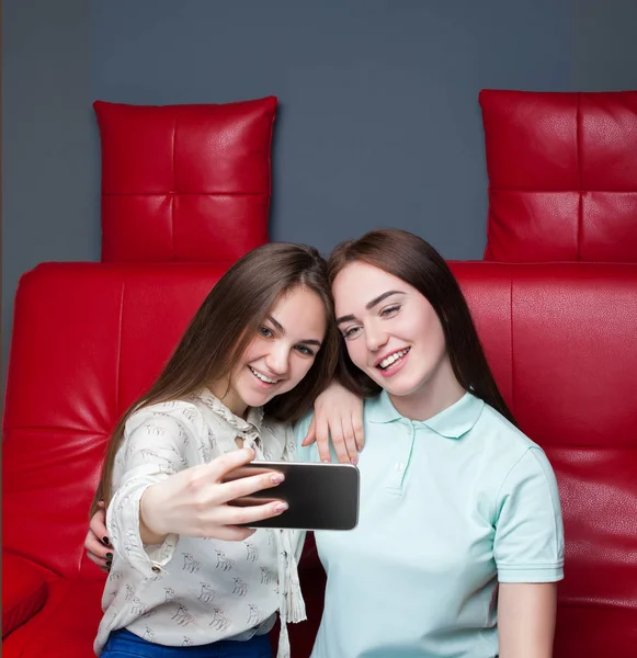 Duas namoradas atraentes fazendo selfie — Fotografia de Stock