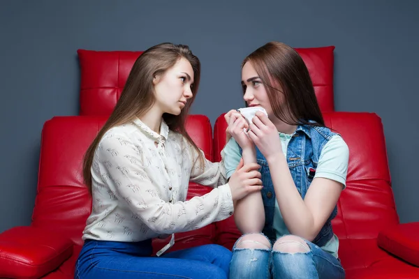 Junge Frau tröstet verärgerte Freundin — Stockfoto