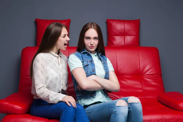 Two quarreling young women — Stock Photo, Image