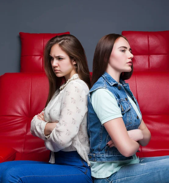 Two quarreling young women — Stock Photo, Image