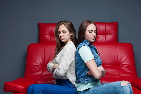 Zwei streitende junge Frauen — Stockfoto
